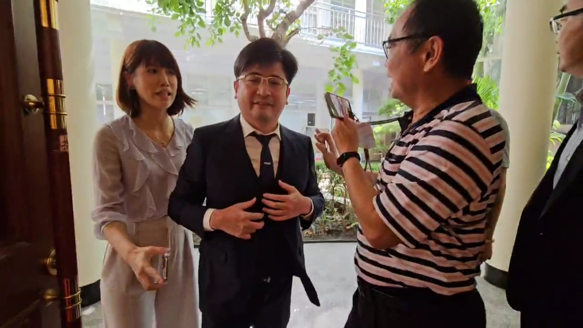 ▲彰化縣議長謝典林傳出將「回歸」國民黨？謝典林今天到彰化縣議會主持定期會，面對媒體追問，他說，不遭人嫉是庸才。（記者張溎壕攝）