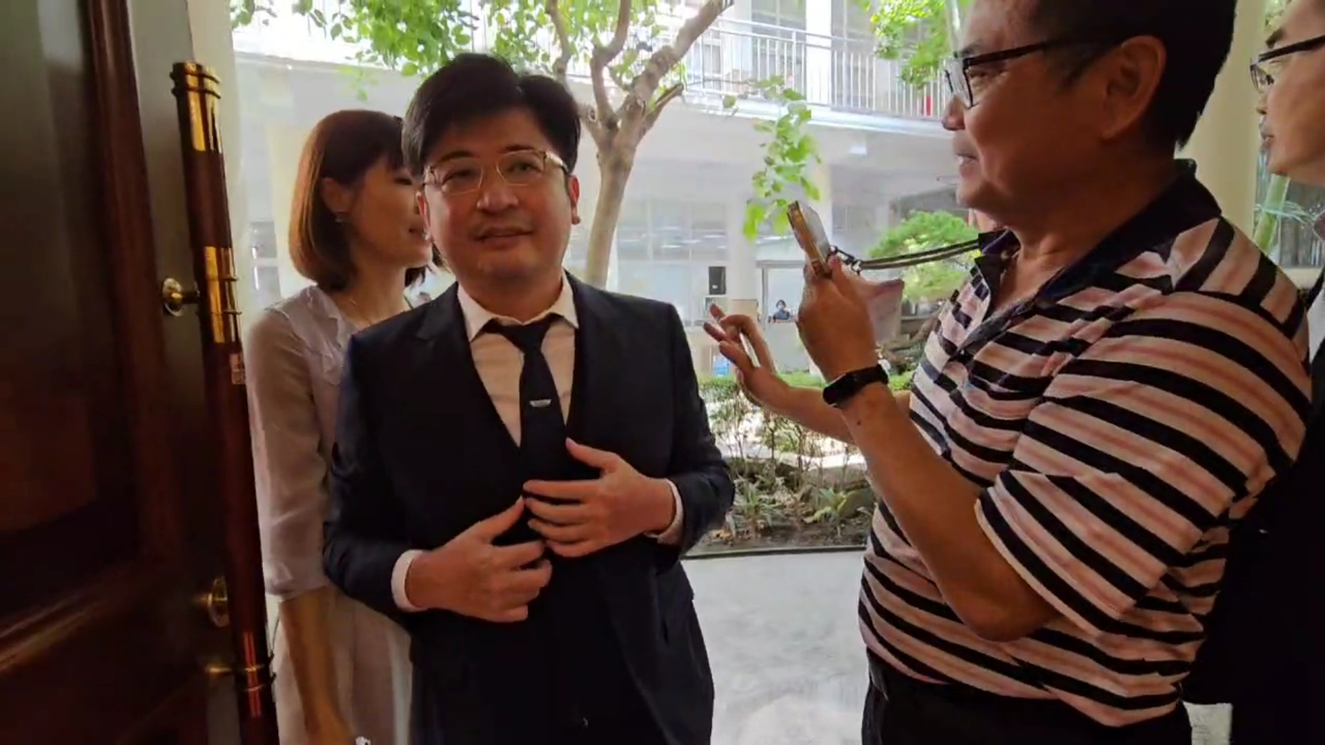 ▲彰化縣議長謝典林傳出將「回歸」國民黨？謝典林今天到彰化縣議會主持定期會，面對媒體追問，他說，不遭人嫉是庸才。（記者張溎壕攝）