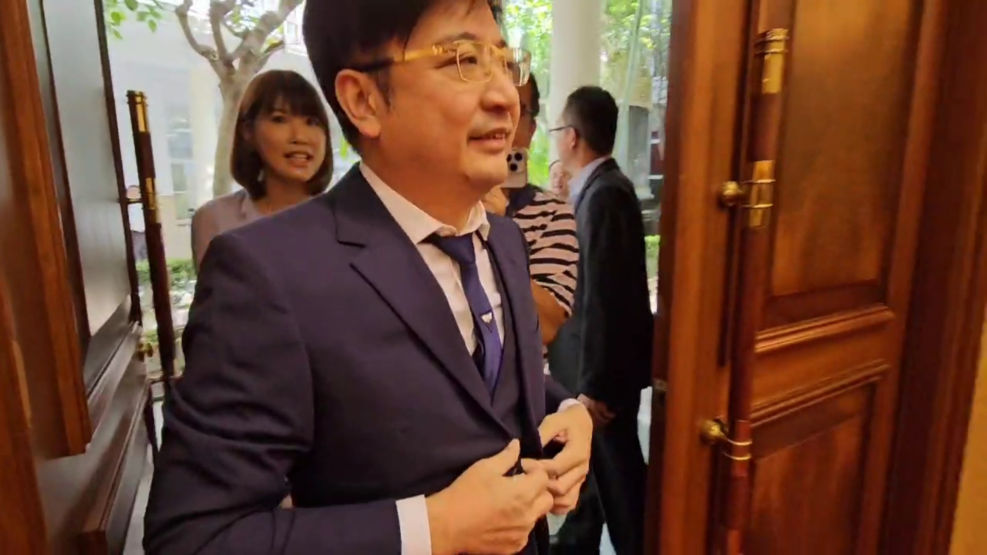 ▲彰化縣議長謝典林傳出將「回歸」國民黨？謝典林今天到彰化縣議會主持定期會，面對媒體追問，他說，不遭人嫉是庸才。（記者張溎壕攝）