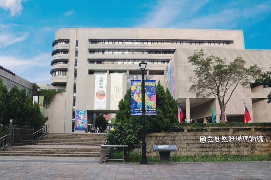 ▲空調系統汰換工程期間，《氣候行動：全球沸騰時代》特展照常展出，最受觀眾歡迎的生命科學廳，包含恐龍時代展區、B1奇幻自然、2樓生老病死展區、科學中心、植物園、太空劇場均正常開放，不受影響。（國立自然科學博物館提供）
