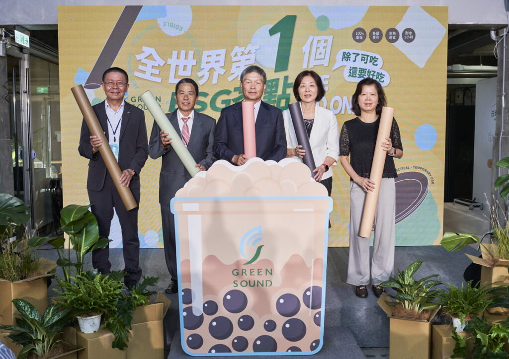 GreenSound創辦人莊益民及徐存霞與桃園捷運公司總經理莊英震、桃園市室內設計裝修商業同業公會吳燕明 理事長一同將啟動道具餅吸管插入珍奶，象徵GreenSound對環境與永續的重視