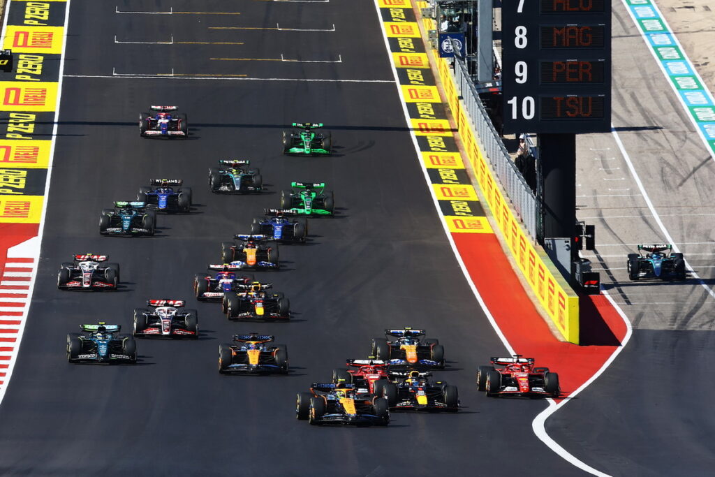 美國大獎賽(United States Grand Prix)上,Red Bull 車隊荷蘭籍車手 Max Verstappen開賽起就與對手展開激烈攻防。(Red Bull 提供)