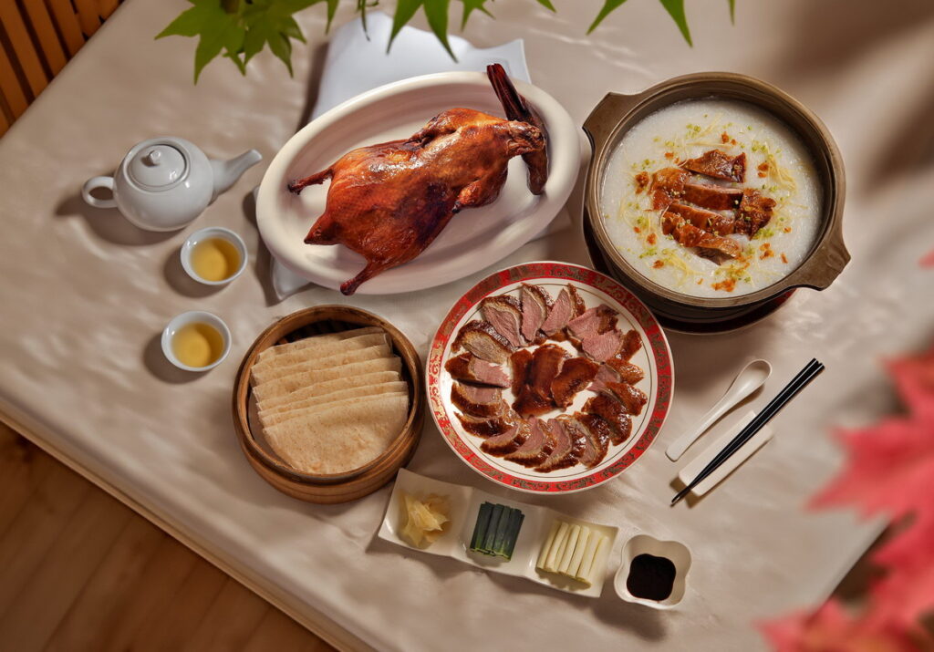 凱撒人氣招牌「桃木片皮鴨聯合美饌套券」,1套4張原價5,500元,旅展優惠每套3,996元