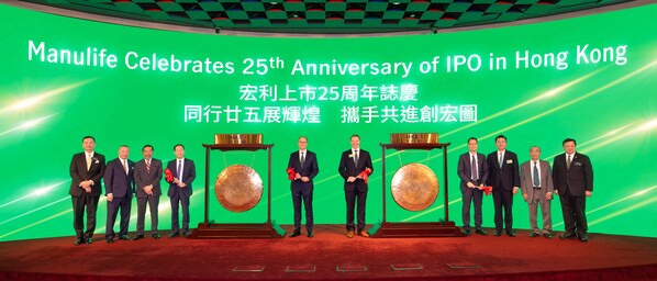 在宏利於港交所上市25周年誌慶收市敲鑼儀式上,一衆嘉賓與宏利管理層合照。由左至右:宏利行政區域總監謝國輝;宏利高級行政區域總監陳志堅;港交所主席唐家成;行政會議成員及立法會議員陳健波;宏利亞洲總裁兼首席執行官韋寧頓;宏利香港及澳門行政總裁白凱榮;保監局長期業務執行董事呂愈國;宏利香港及澳門首席經銷總監陳鴻展;宏利高級行政區域總監沈維燦;宏利高級行政區域總監龍子明 在宏利於港交所上市25周年誌慶收市敲鑼儀式上,一衆嘉賓與宏利管理層合照。由左至右:宏利行政區域總監謝國輝;宏利高級行政區域總監陳志堅;港交所主席唐家成;行政會議成員及立法會議員陳健波;宏利亞洲總裁兼首席執行官韋寧頓;宏利香港及澳門行政總裁白凱榮;保監局長期業務執行董事呂愈國;宏利香港及澳門首席經銷總監陳鴻展;宏利高級行政區域總監沈維燦;宏利高級行政區域總監龍子明