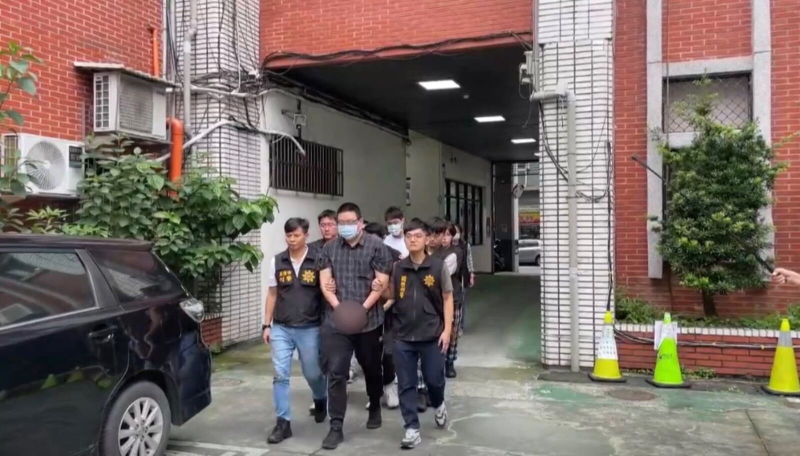 台美聯手查獲16把制式槍枝走私 刑事局首度赴美取回關鍵證物 260 台美聯手查獲16把制式槍枝走私 刑事局首度赴美取回關鍵證物 259