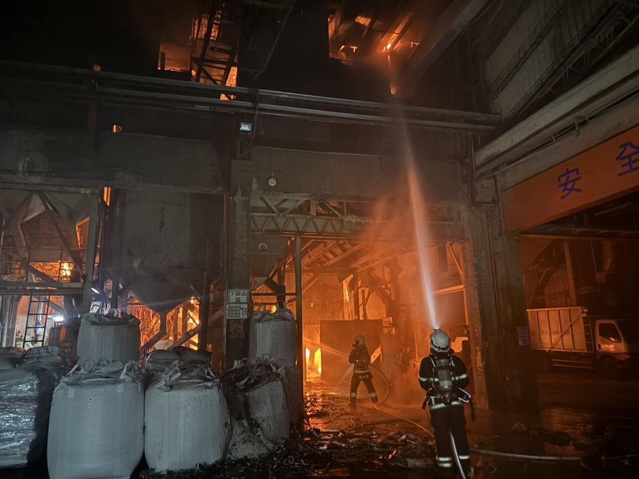 苗栗苑裡山水米工廠暗夜大火 鐵皮建築廠房嚴重燒毀