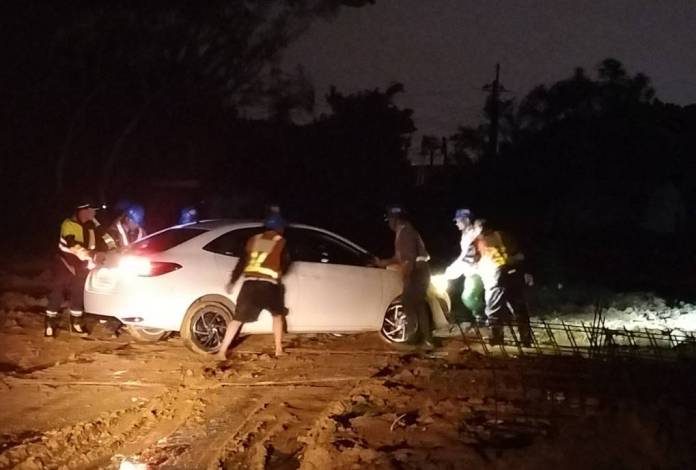 尷尬!自小客卡泥濘動彈不得 蘆竹警助解圍 20 518634