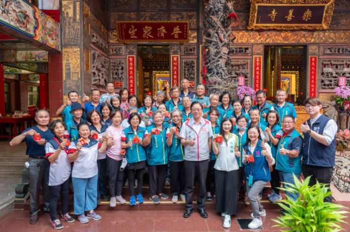 龜山樂善寺長期投入公益 張善政贈匾「光被四海」 37 20241021153510672