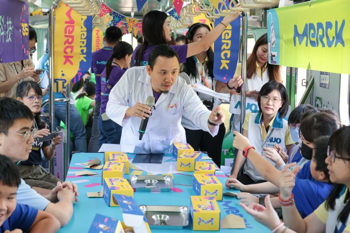 默克第八度領航「科普環島列車」用科學點燃未來世代的好奇心 41 04 列車實驗 圖說 默克在科普列車上指導學童進行光電主題的科普實驗,讓孩子們動手探索與生活息息相關的科技奧秘 scaled