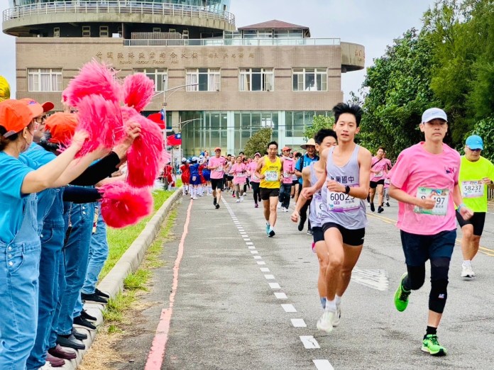 大觀盃海洋國際馬拉松竹圍漁港登場 吸引約5000跑者參加 21 S 8790058 0