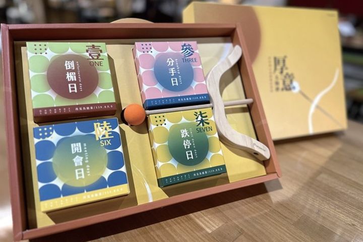 以中秋節傳說作為禮盒巧思,將木製工藝品與台中糕餅作結合。 圖:台中市政府觀光旅遊局/提供