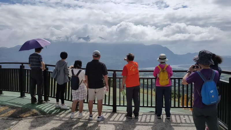 圖文:全新遊輪式台灣好行縱谷鹿野線發車了 請上車之美人山中正山。
