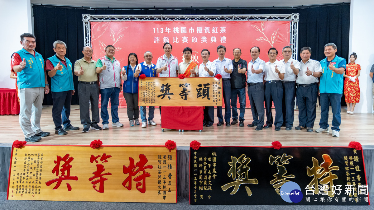 張市長表揚頭等獎農友。<br /><br />