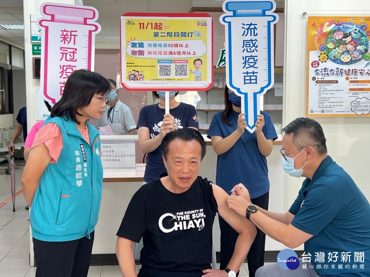 嘉義縣長翁章梁響應接種左流右新疫苗雙打/嘉義縣府提供