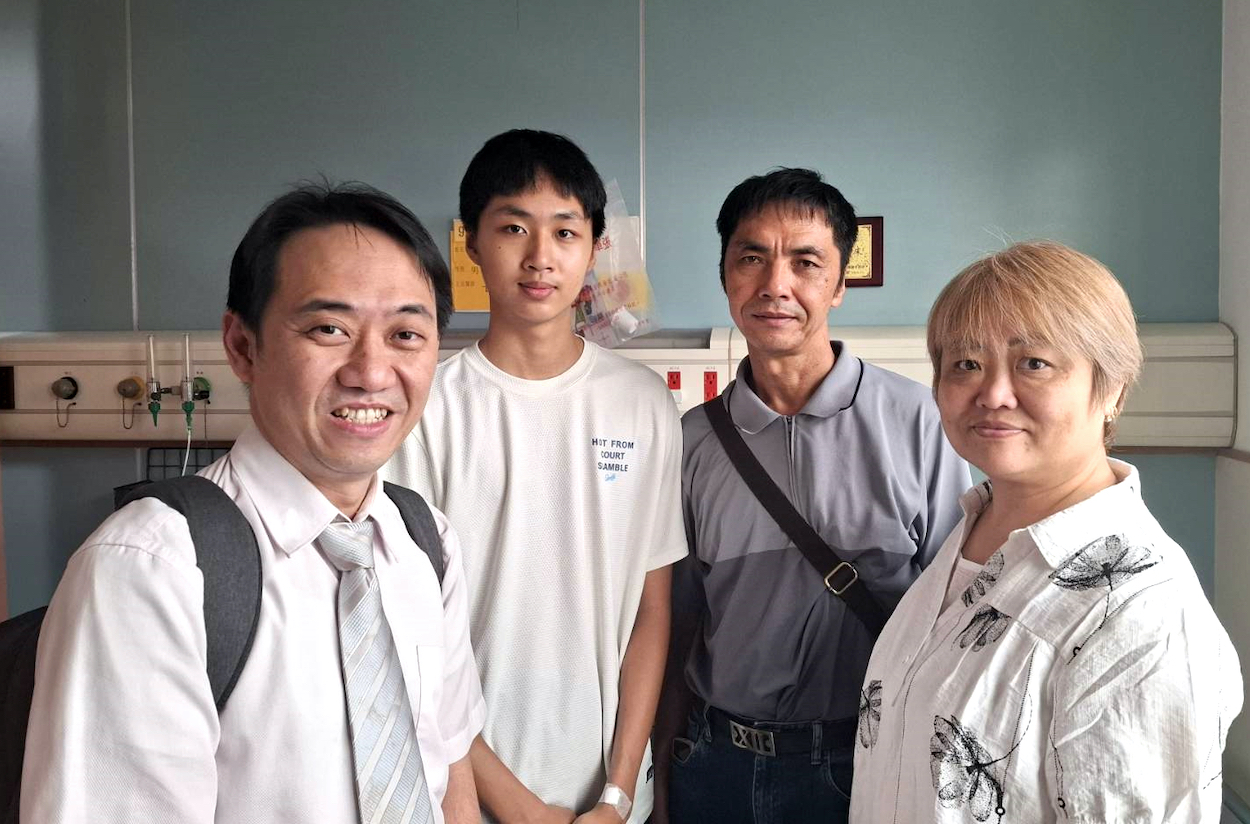 ▲楊以信(左2)已順利出院,嘉基國際長陳俊和醫師(左1)與醫院同仁送上祝福。(圖/嘉基提供)jpg