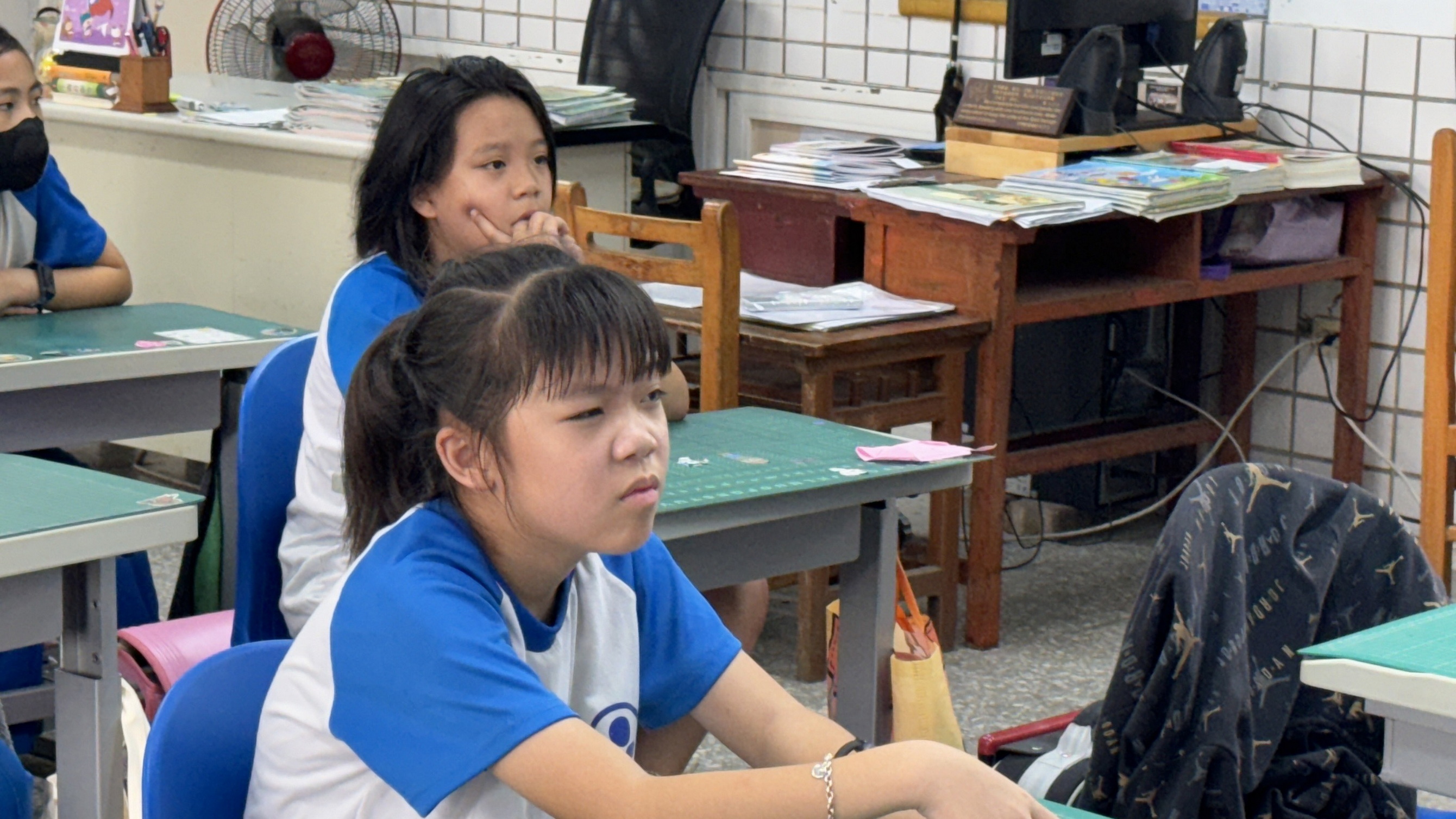 ▲彰化市國聖國小與美國杜魯門大學的國際志工透過視訊進行跨國文化交流。(記者張溎壕攝)
