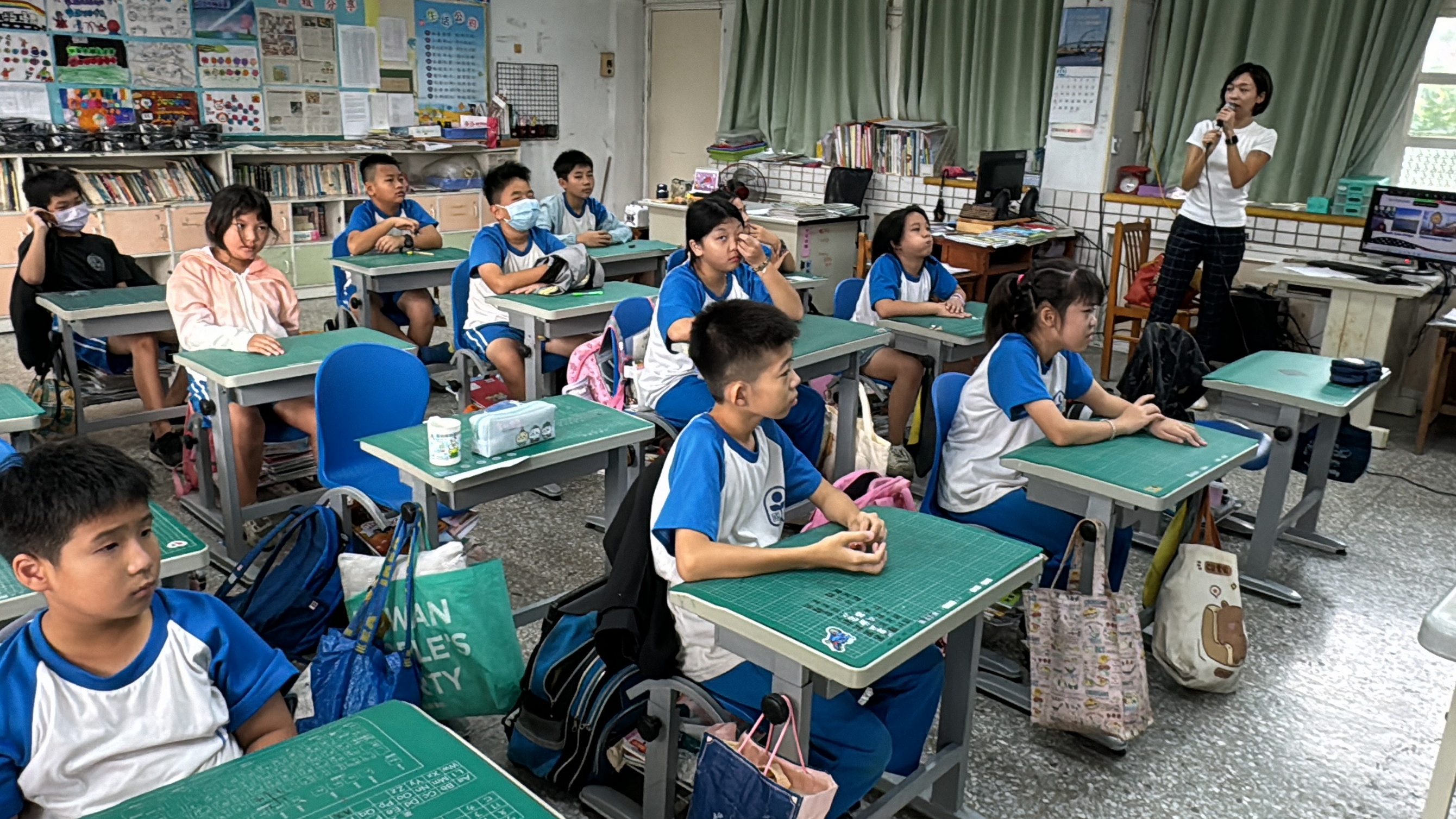 ▲彰化市國聖國小與美國杜魯門大學的國際志工透過視訊進行跨國文化交流。（記者張溎壕攝）