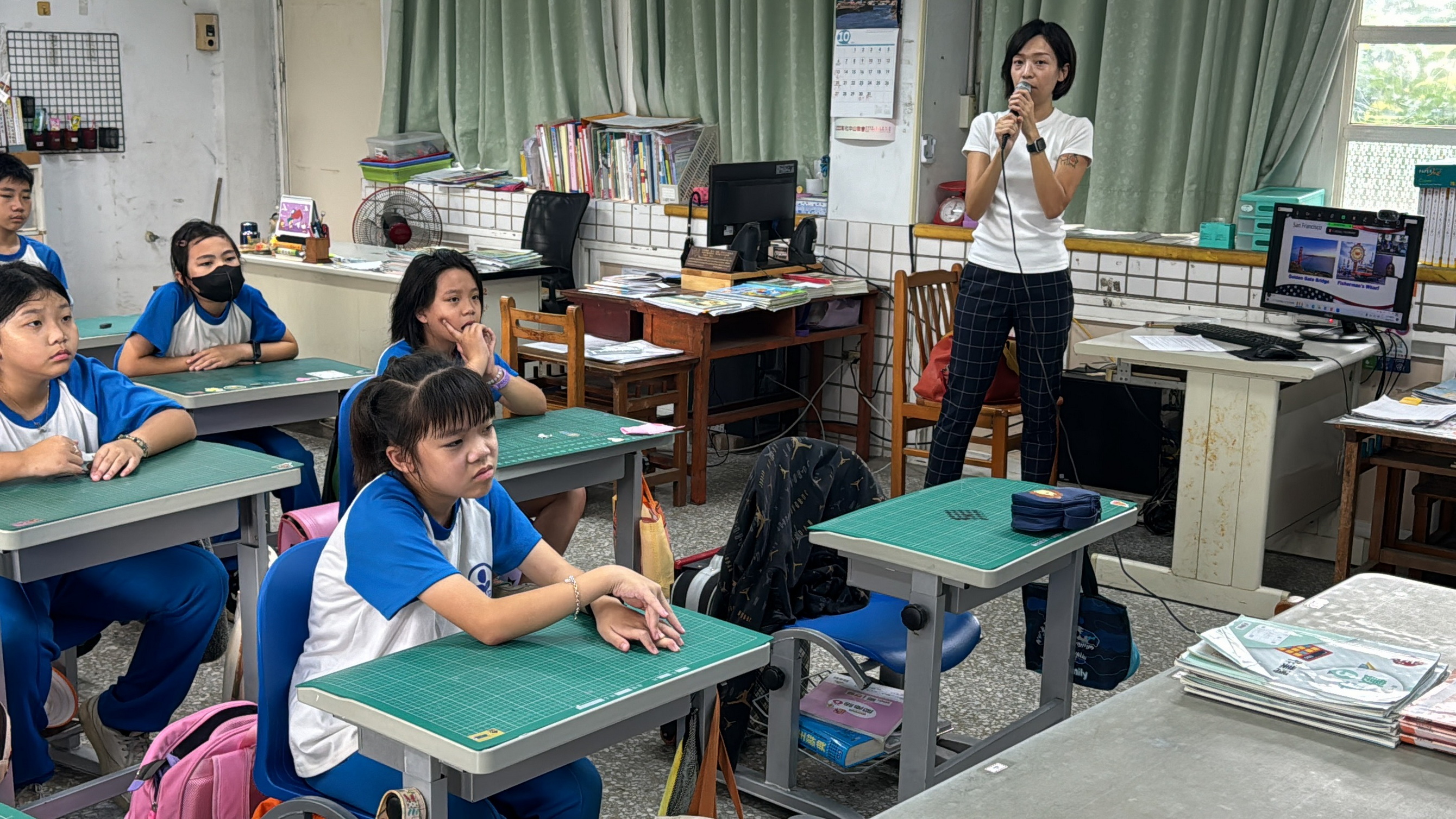 ▲彰化市國聖國小與美國杜魯門大學的國際志工透過視訊進行跨國文化交流。（記者張溎壕攝）