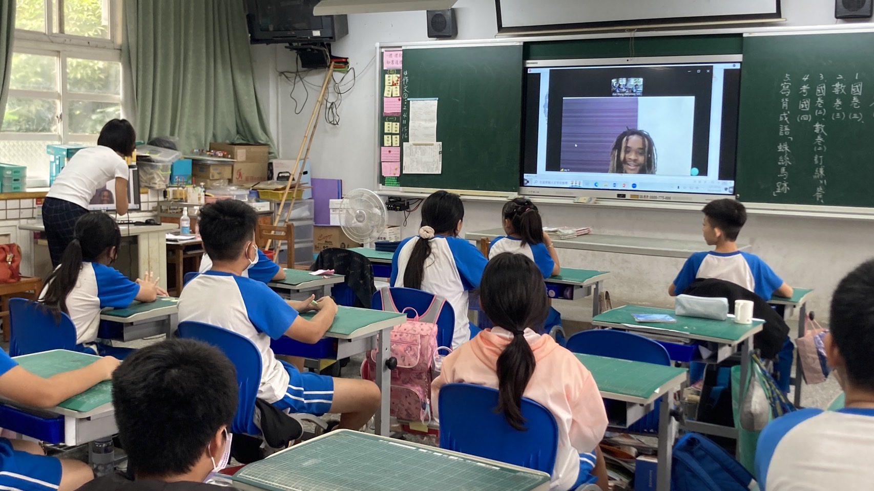▲彰化市國聖國小與美國杜魯門大學的國際志工透過視訊進行跨國文化交流。（記者張溎壕攝）
