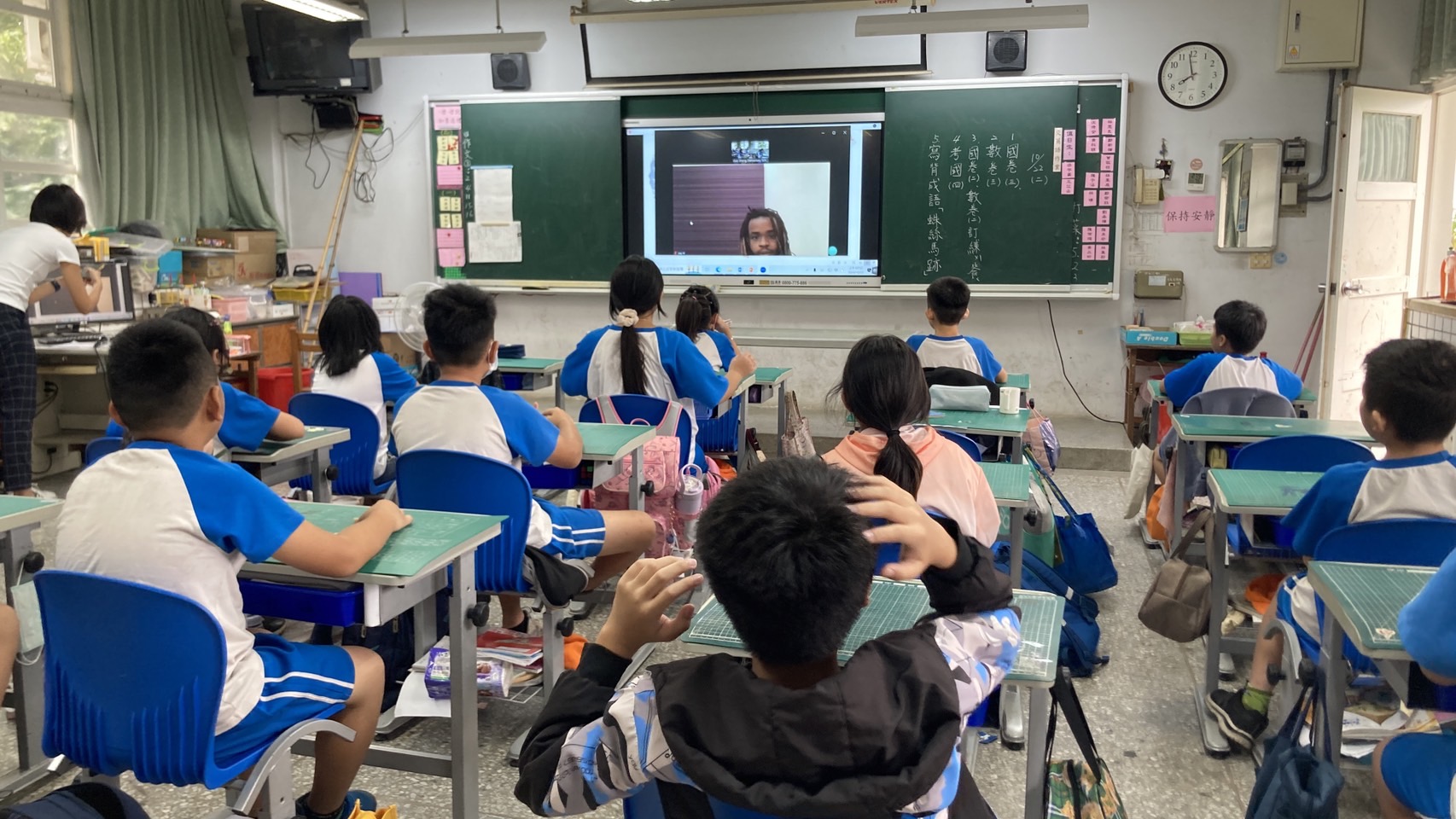 ▲彰化市國聖國小與美國杜魯門大學的國際志工透過視訊進行跨國文化交流。（記者張溎壕攝）