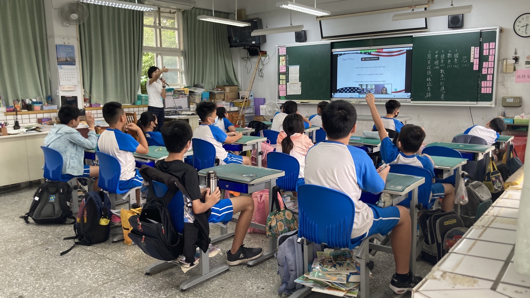 ▲彰化市國聖國小與美國杜魯門大學的國際志工透過視訊進行跨國文化交流。（記者張溎壕攝）