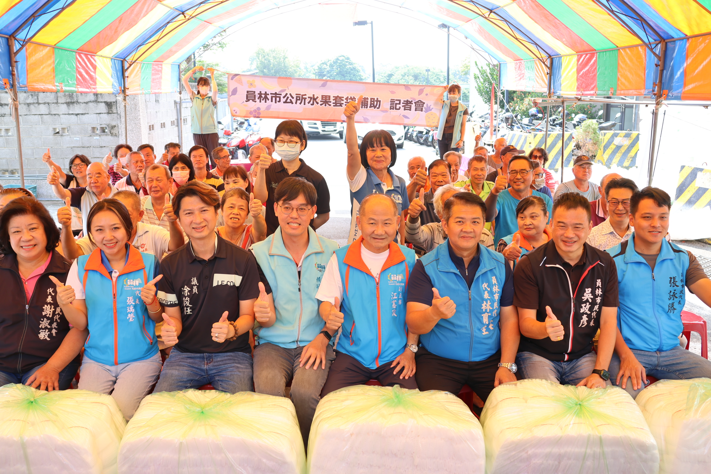 ▲員林市公所在林厝里辦公處將補助水果套袋交到果農手中，農友紛紛讚揚「公所牌套袋」足感心。（記者張溎壕攝）