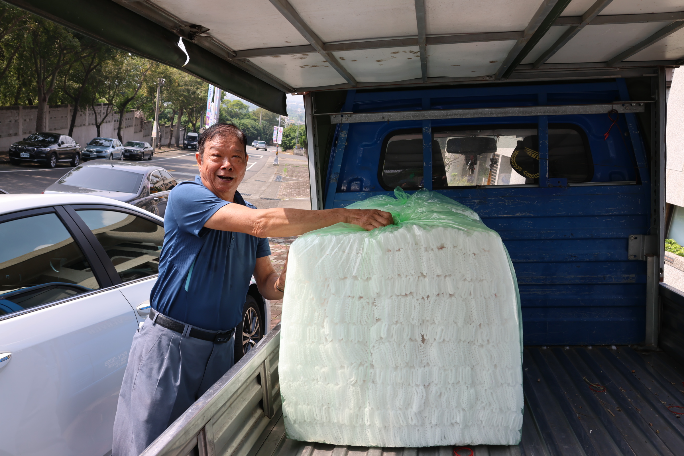 ▲員林市公所在林厝里辦公處將補助水果套袋交到果農手中，農友紛紛讚揚「公所牌套袋」足感心。（記者張溎壕攝）