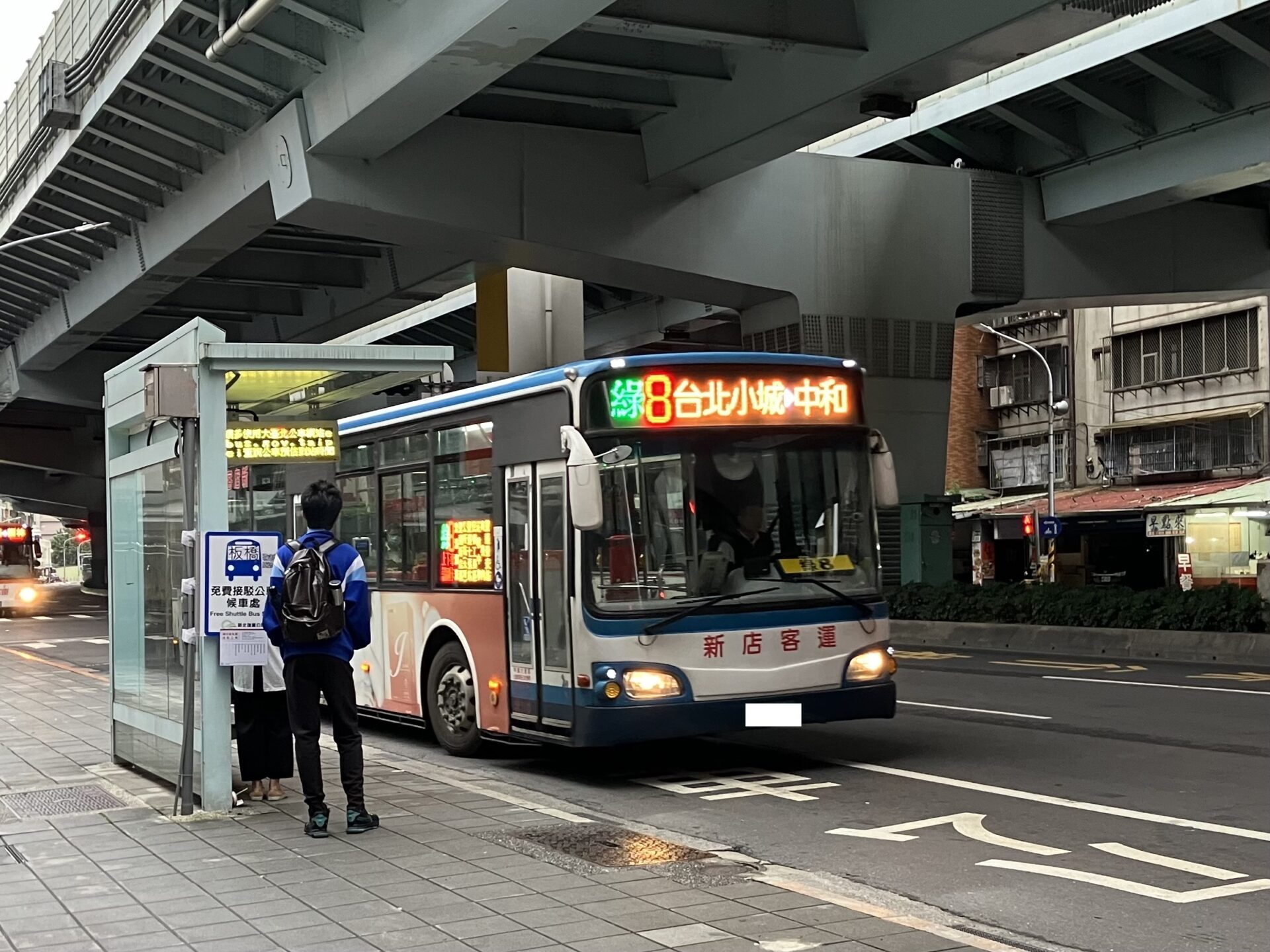 公車已離站竟肉身擋車　新北交通局:行為危險　最高可處2400元罰鍰