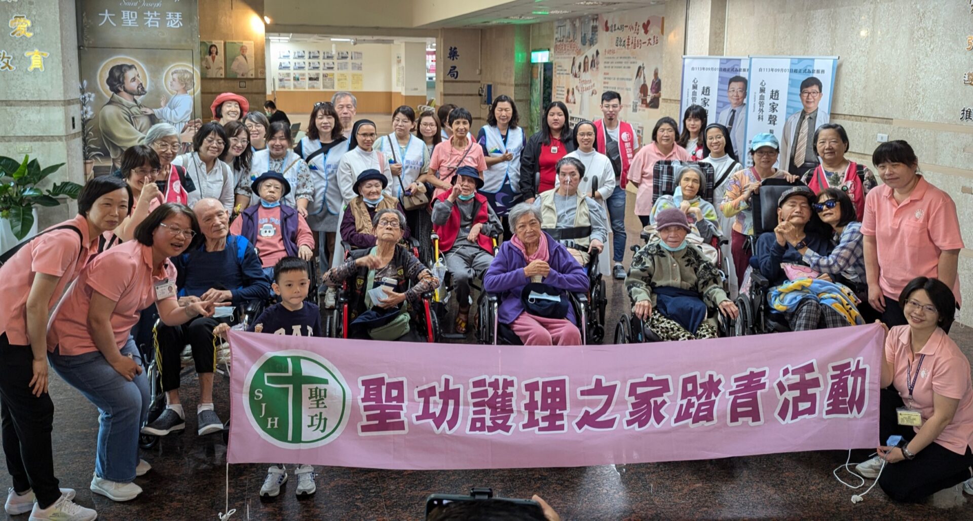 天主教聖功醫院　護家長輩搭輕軌、購物體驗　91歲阿嬤樂開懷