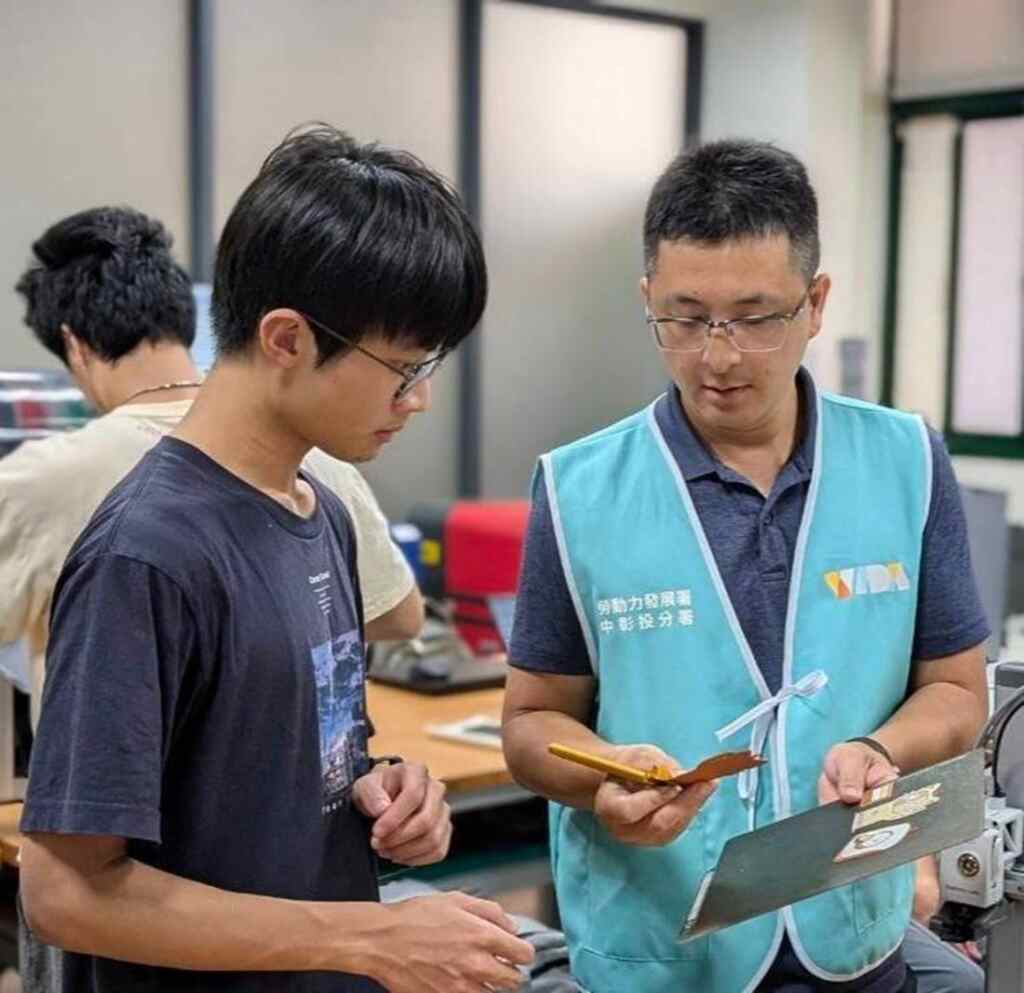 ▲創客基地提供設備及指導操作技術。(記者林明佑翻攝)