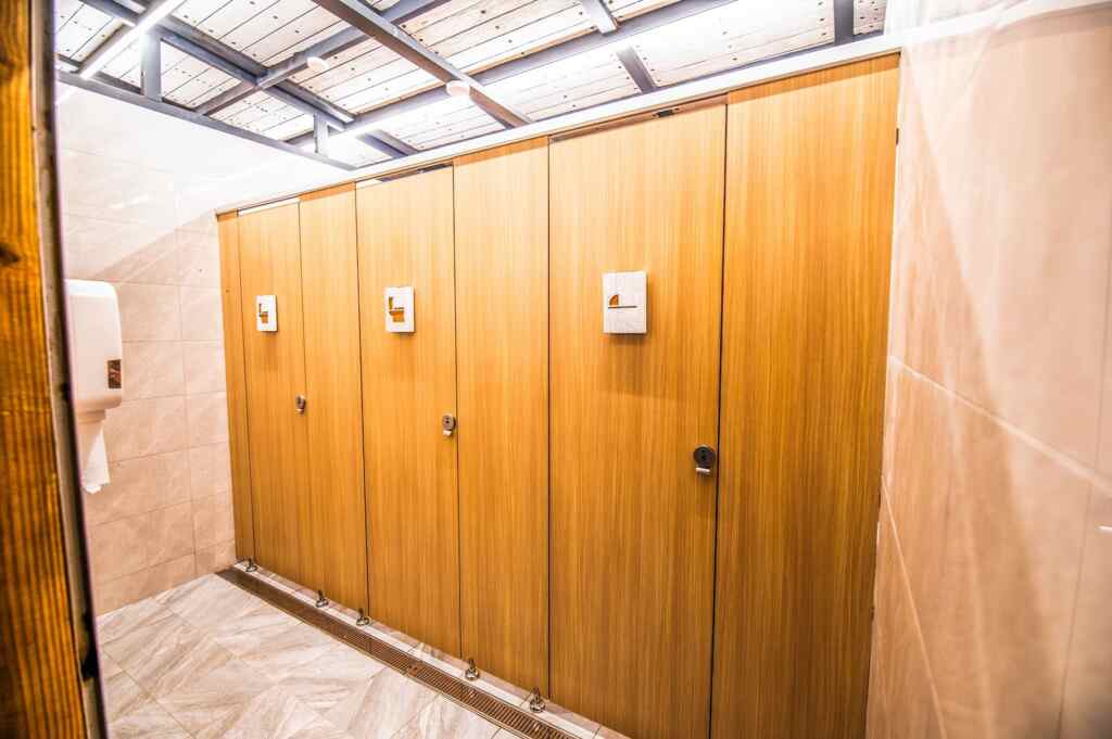 嘉油鐵馬道公廁建材將拆卸下的木棧道再利用，結合永續概念。