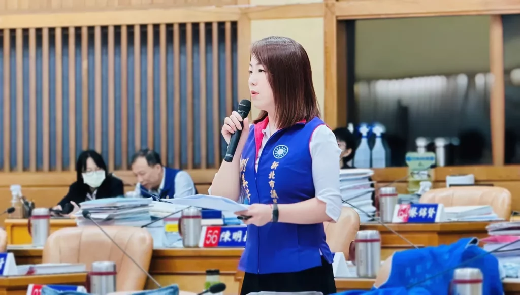 劉美芳以「新北智慧社區」為例,指出許多民眾反映該APP表現不佳