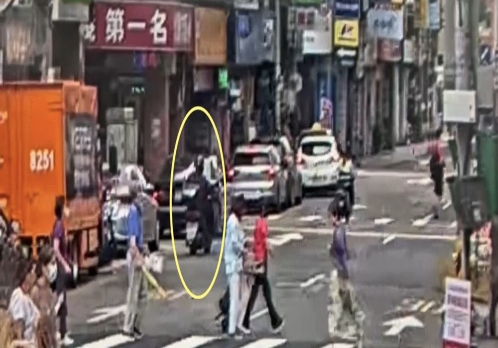 抗議魔人又來了 鍾小平服務處遭塗鴉「奸督柯文哲」 201 248241022a01