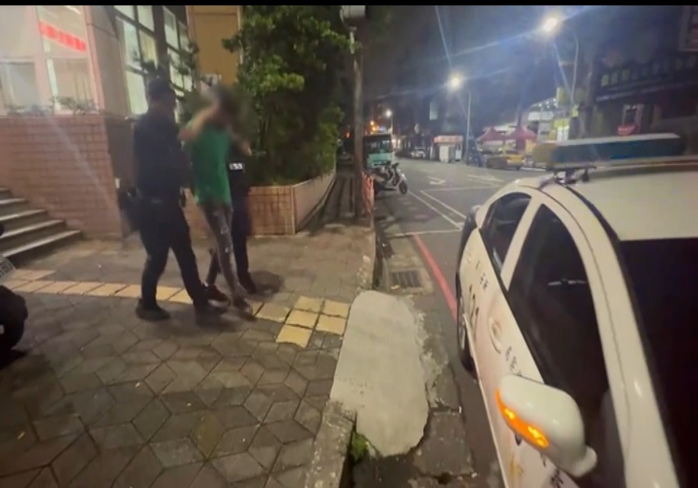 兒闖紅燈遭正義男勸戒 父親趕來3人混戰全送辦 220 248241022a06