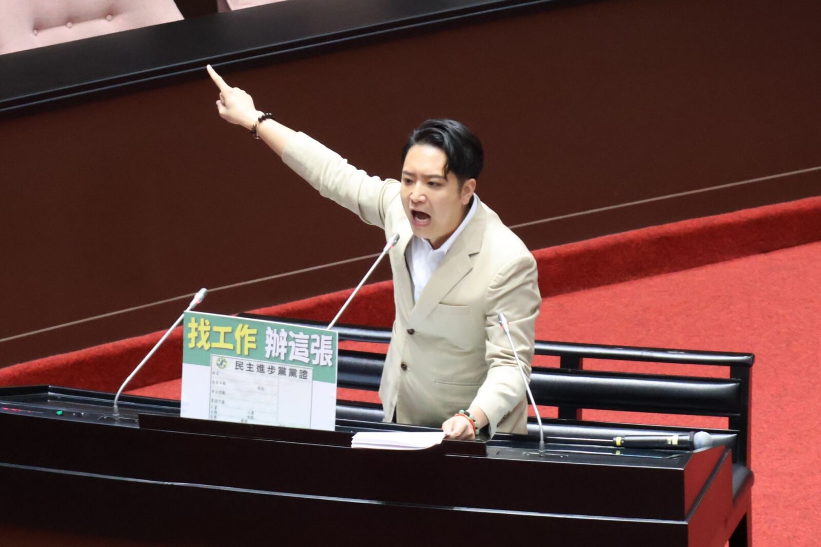 【有影】「20年國會經驗」可抵學歷換公職 羅廷瑋酸:找工作辦民進黨證就好 218 【有影】「20年國會經驗」可抵學歷換公職 羅廷瑋酸:找工作辦民進黨證就好 217