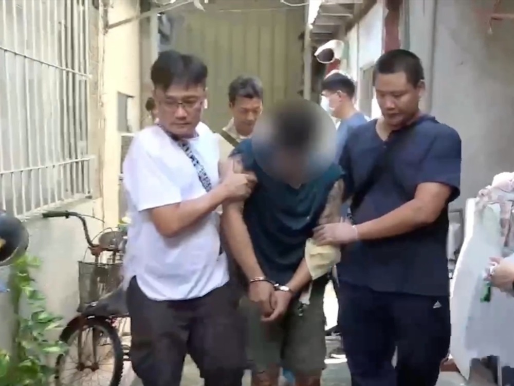 販毒男女2人組藏身社區 警攻堅查獲海洛因與槍枝 216 cnews204241022a13