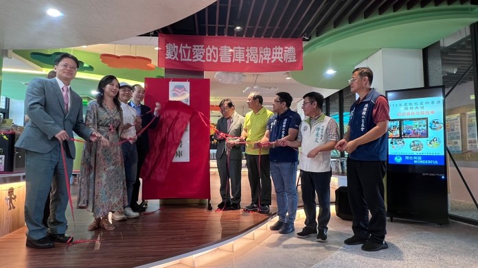 桃市第三所!中壢興國國小成立數位愛的書庫 22 S 8552595 0