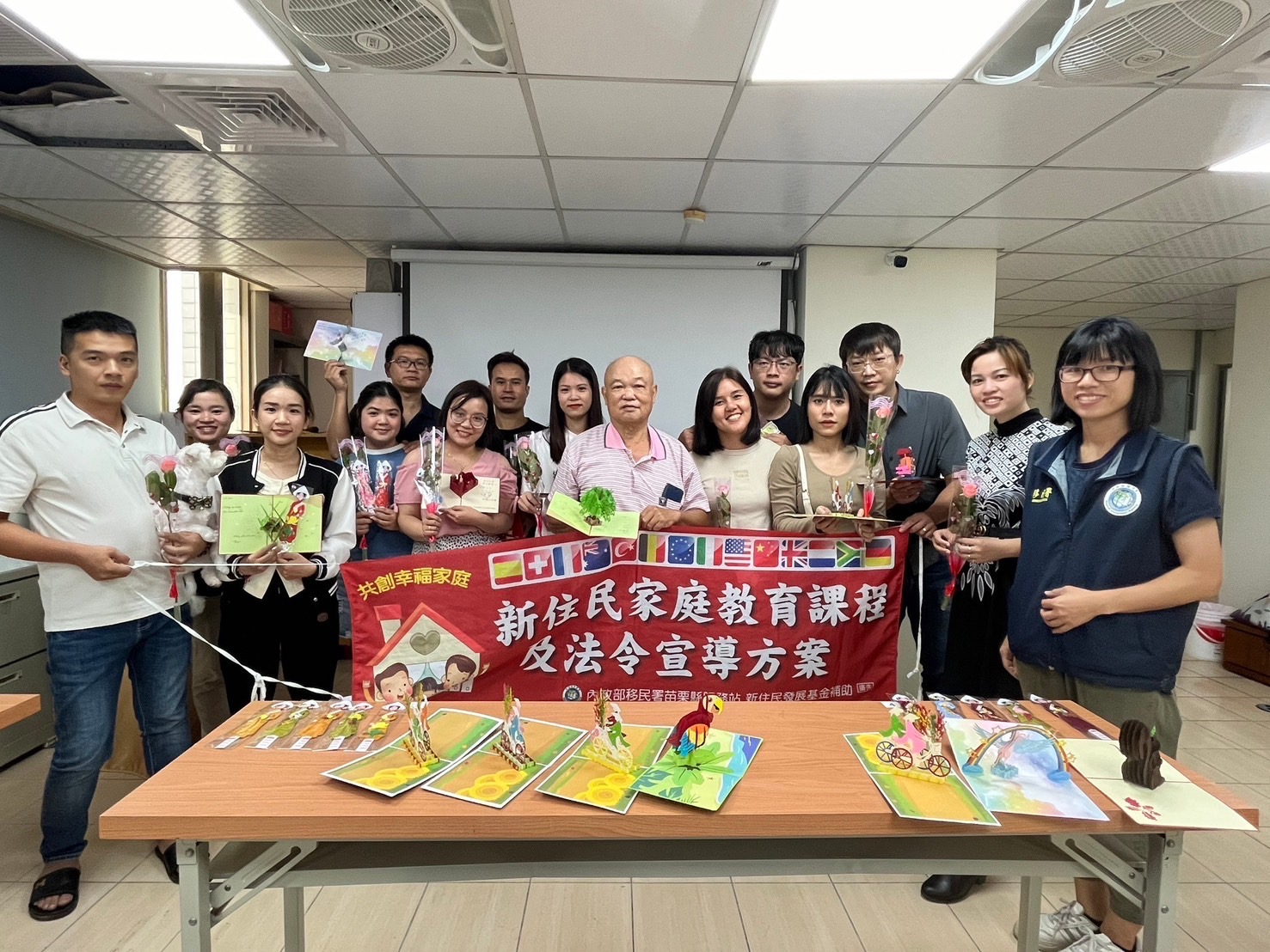 移民署苗栗縣服務站特別舉辦多元文化活動,邀請越南新住民童氏容介紹越南婦女節的由來及文化習俗,並讓新住民夫妻互相表達愛意及感激之情,邀請先生贈送卡片及鮮豔的花朵給親愛的另一半,讓妻子備感尊寵,度過難忘的婦女節。(記者 張艷君翻攝)