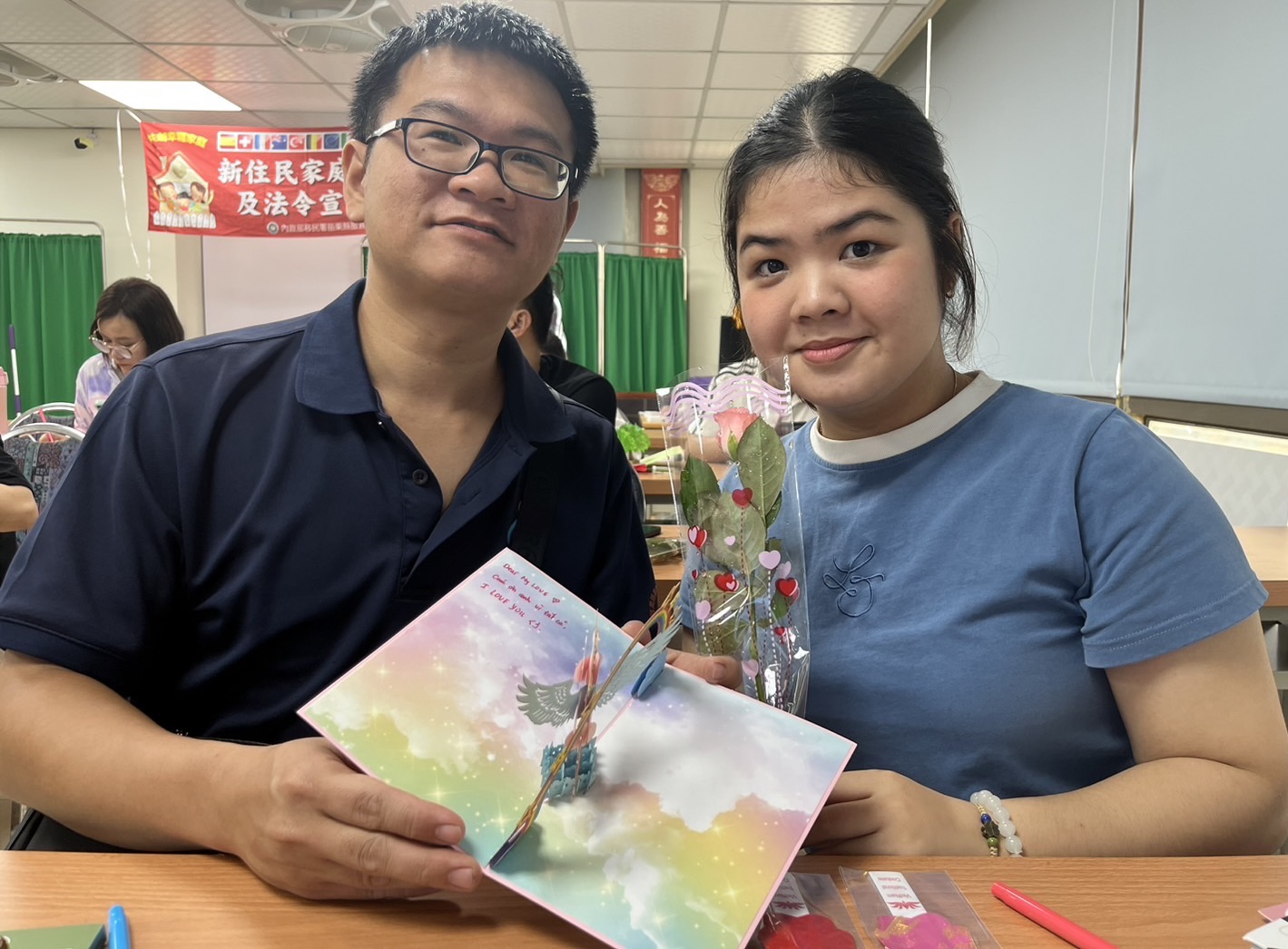 活動現場的夫妻檔將心中的愛意寫在卡片上彼此贈送,使這份感動常存在心;並讓先生們將有著「花之女王」稱號的玫瑰花送給妻子,藉著花語來傳達寵愛的情意,每個新住民姐妹臉上都洋溢著幸福之情。(記者 張艷君翻攝)