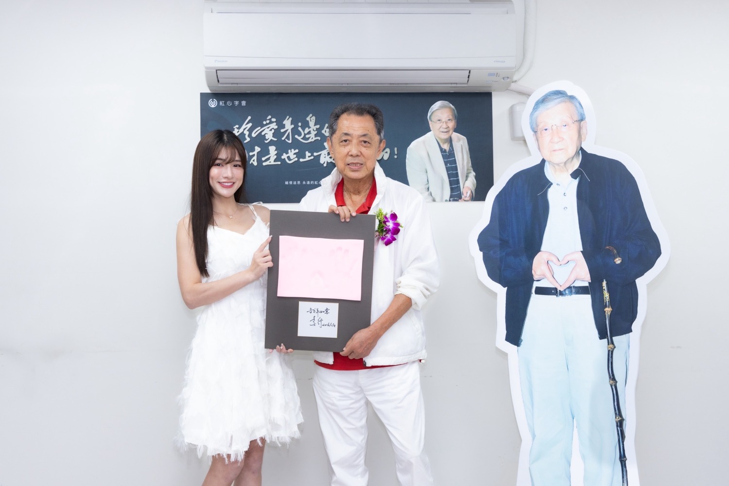 左起-藝人林岱縈、朱延平導演，出席緬懷已故「台灣電影之父」李行導演紀念活動。 (圖/紅心字會提供)