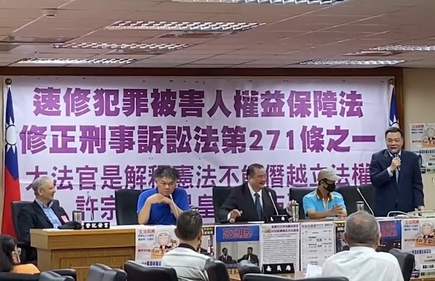 中華人權協會理事長高思博指出,大法官在113年憲判字第8號死刑案判決,設了八大路障,等同是實質廢死。(記者包克明 攝)