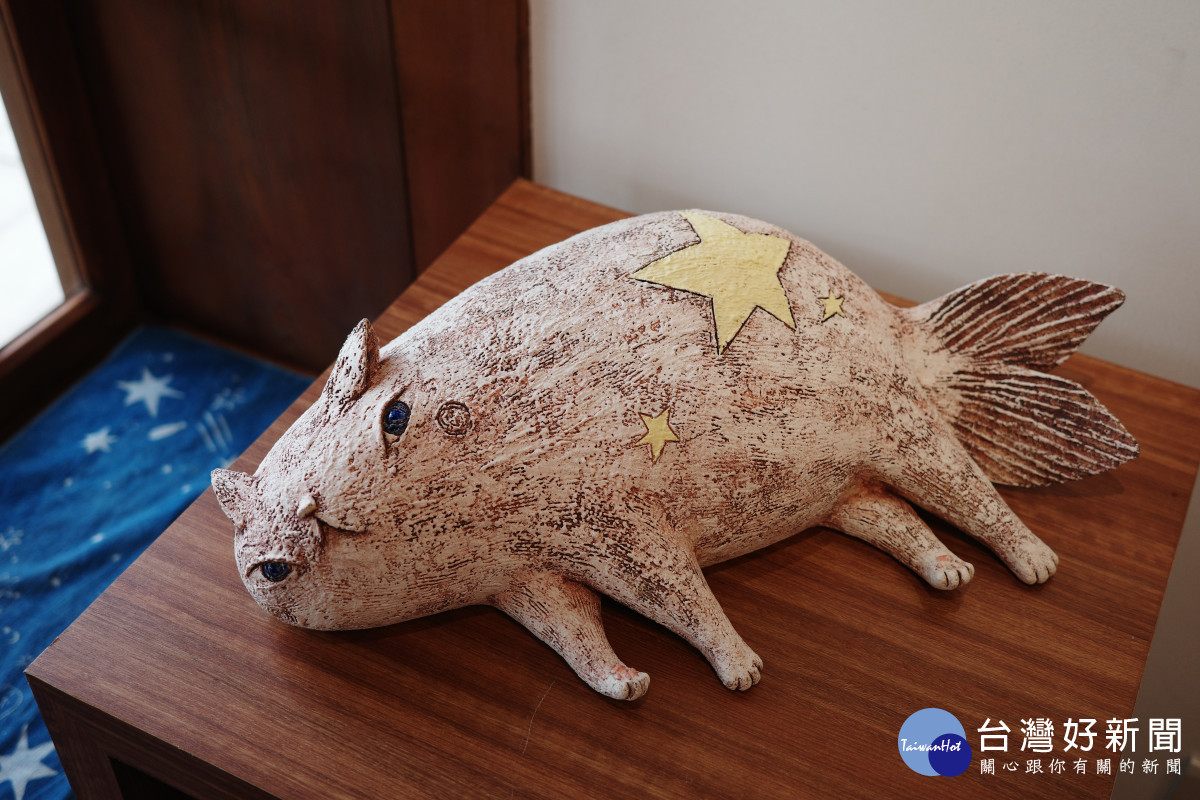 藝術家蔡文明的創造物「魚喵」帶領觀眾一同乘著流星，探訪孤獨的獅子座涅墨亞，感受直率溫暖的童心。