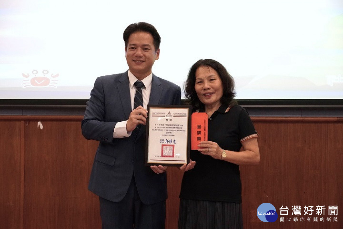 下竹社區社造成果亮眼，發展協會理事長徐鶯嬌代表里民接受頒發金牌獎。