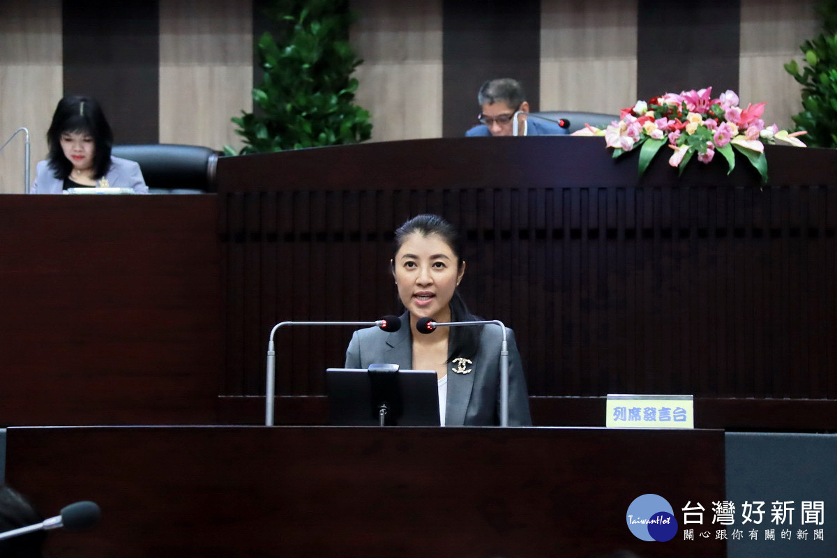 許淑華縣長做施政報告。(記者扶小萍攝)