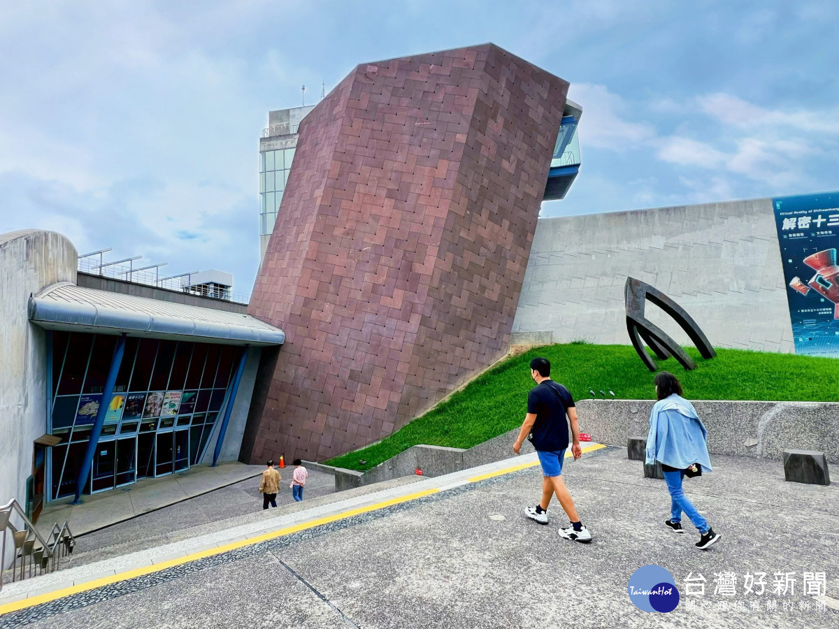 十三行博物館建築凹立於地下1.5米,彷彿走入地下遺址