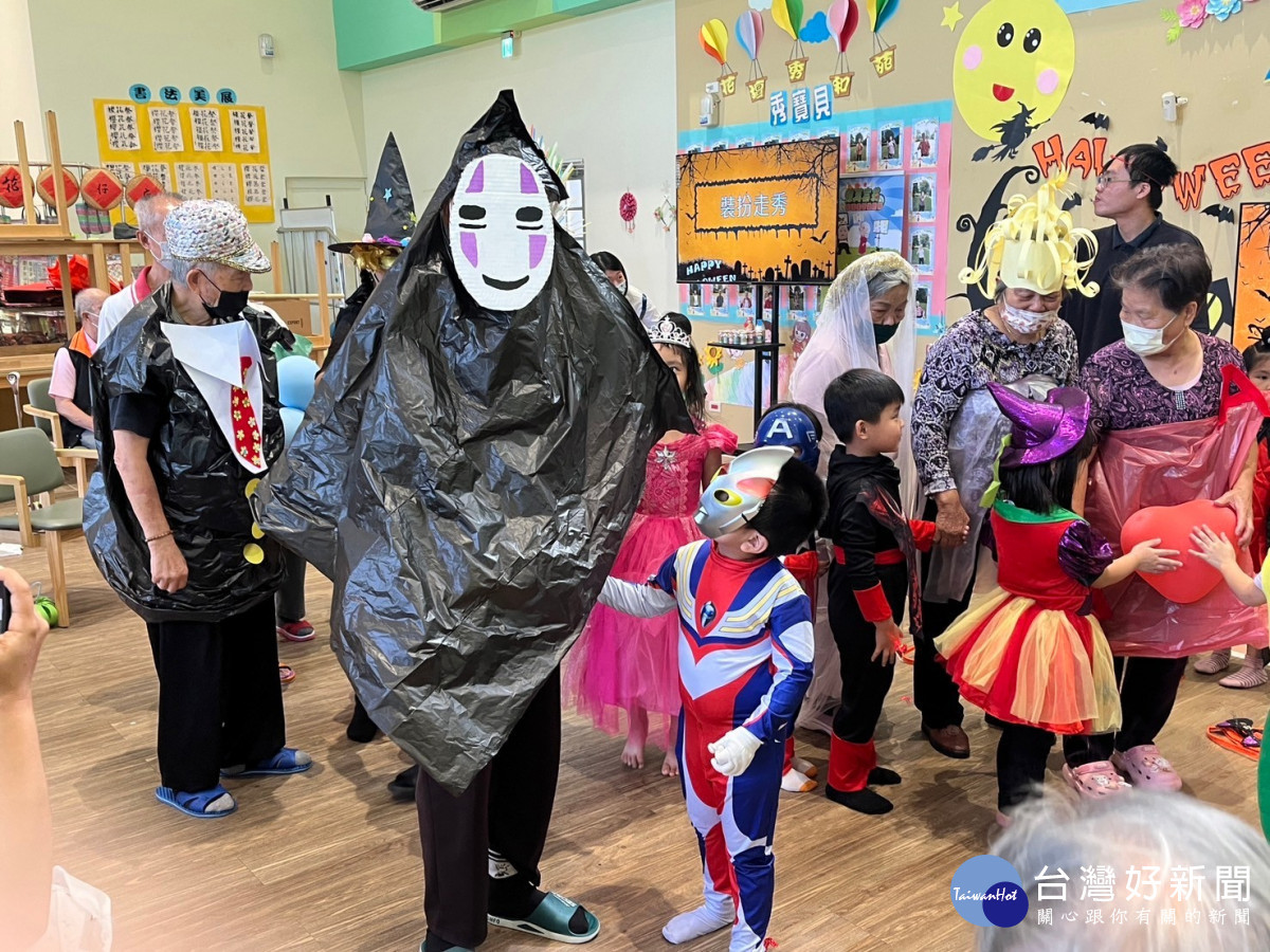 花壇秀和苑日照中心萬聖節歡樂趴,炫彩走秀長幼同樂。圖/秀傳醫院提供