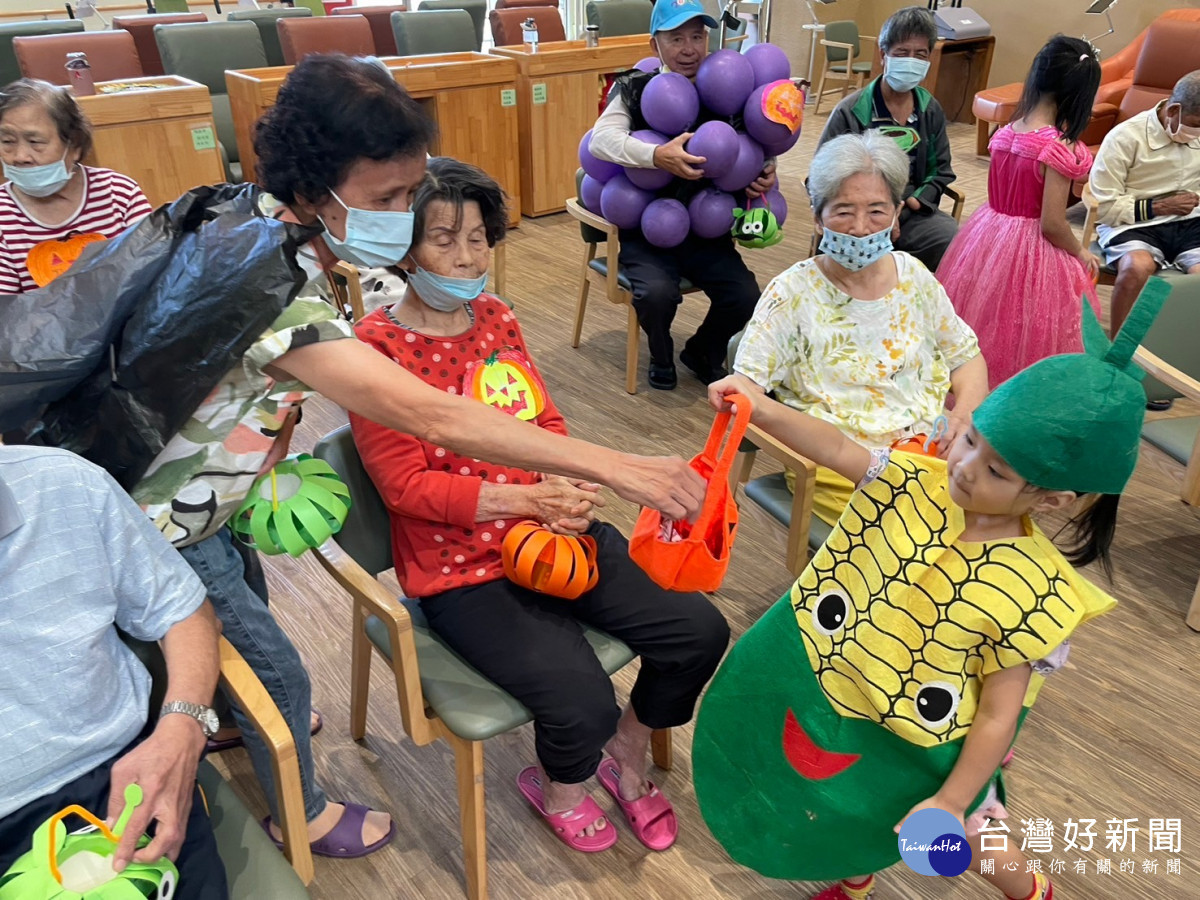 花壇秀和苑日照中心萬聖節歡樂趴,炫彩走秀長幼同樂。圖/秀傳醫院提供