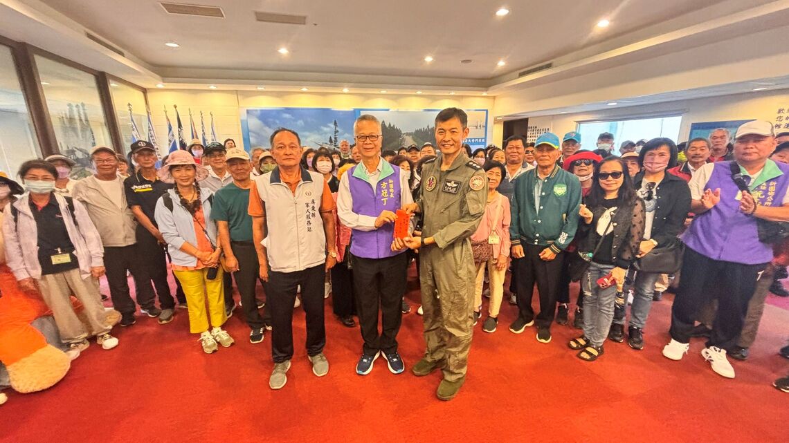 新園鄉鄉長方冠丁赴空軍三聯隊敬軍慰勞活動