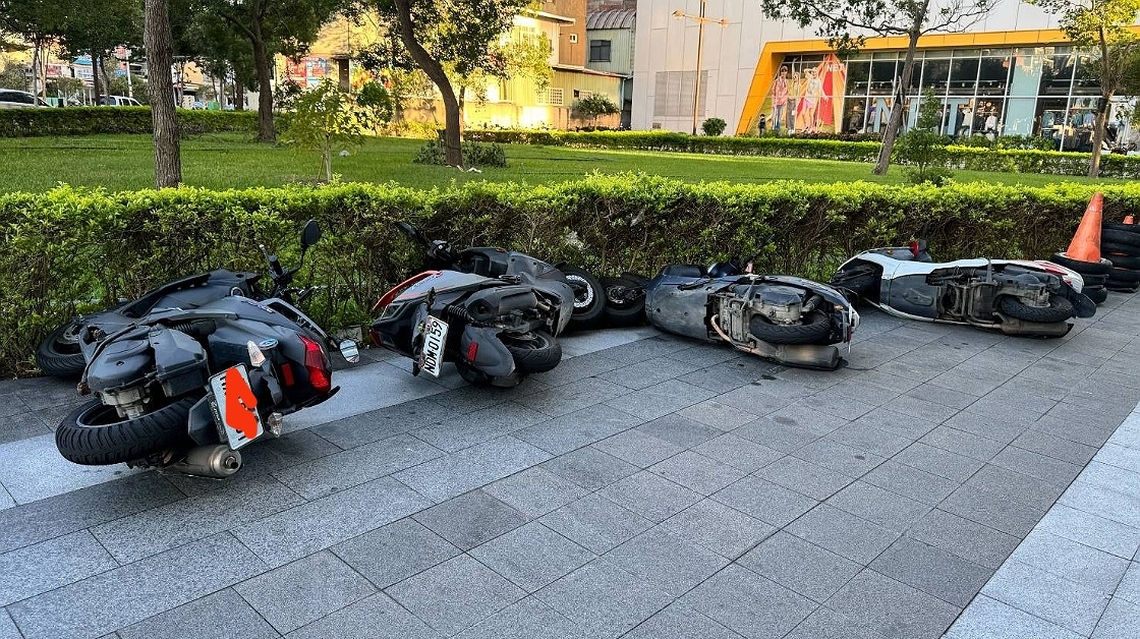 苗栗晴朗起狂風      頭份尙順機車倒