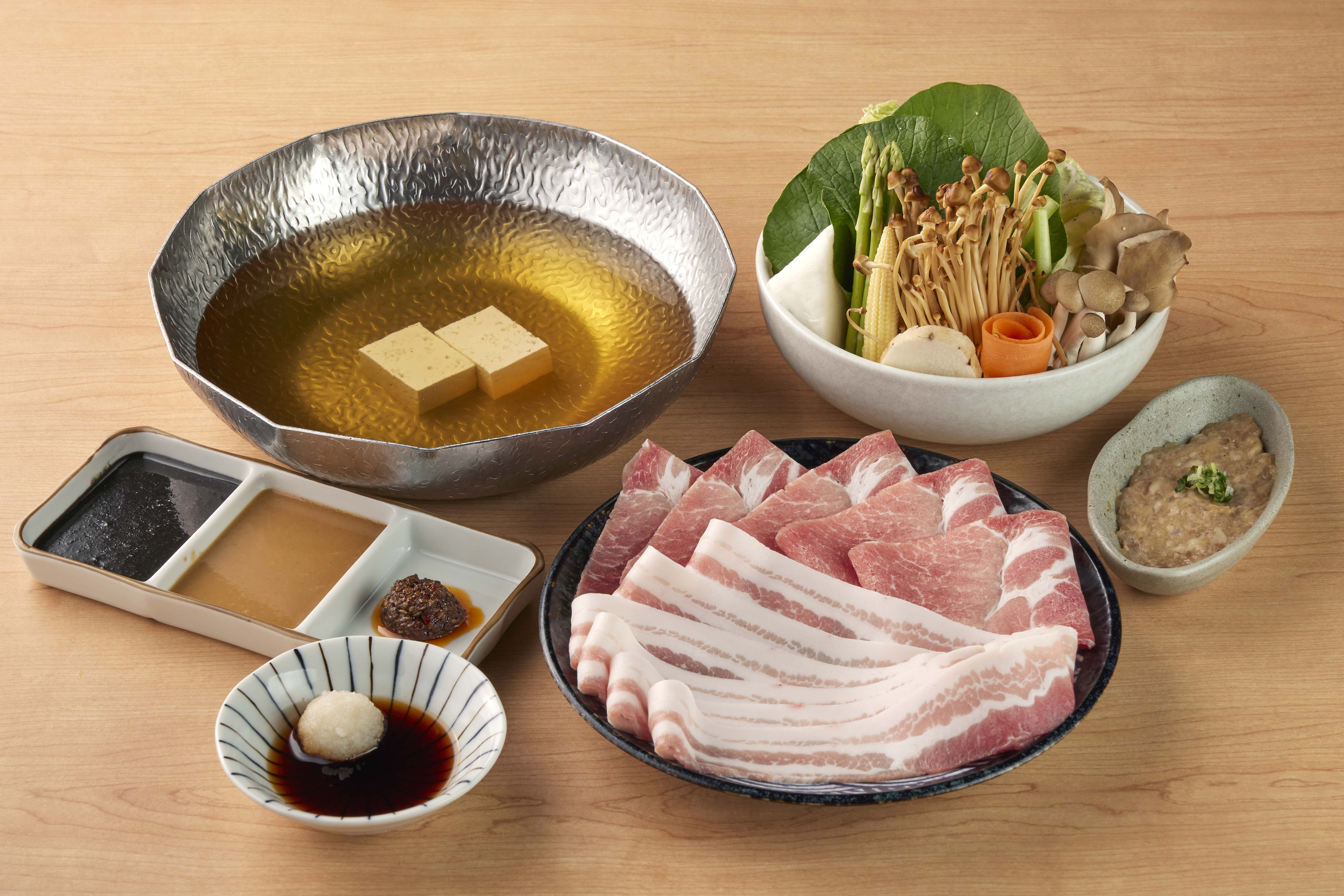 乾杯集團飛越將近8000公里，成為被喻為「幸福豬肉 - 芬蘭豬」全台首家代理，特於「黑毛屋華泰名品城店」開幕搶先開賣「芬蘭豬鍋物套餐」，售價480元起+10_服務費。